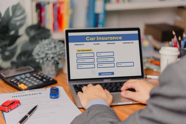 Avantages et démarches pour souscrire une assurance auto en ligne